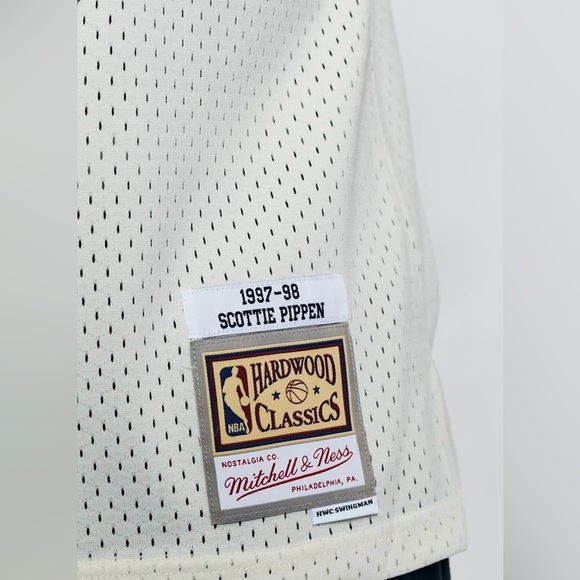 Men's Mitchell & Ness Scottie Pippen Chicago Bulls White Out Swingman Jersey - Picture 10 of 10